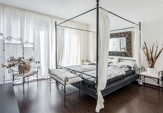 Do ložnice ve druhém patře si Lenka nad postel v romantičtějším stylu a s...