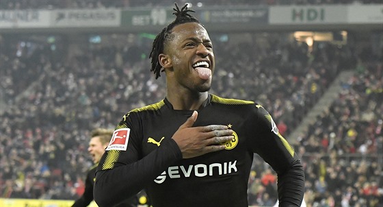 Michy Batshuayi z Dortmundu se raduje z jednoho ze svých dvou gól v zápase s...