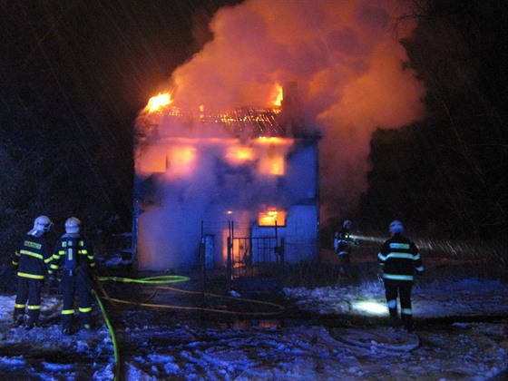Hasiči hasili ve středu večer požár montovaného rodinného domu v Rychvaldu na...
