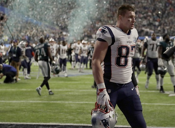 Rob Gronkowski z New England Patriots odchází zklamaný po poráce v Super Bowlu.