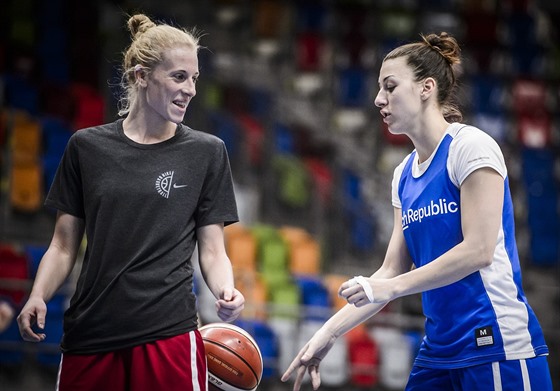 Petra Záplatová (vlevo) a Lenka Bartáková na tréninku eských basketbalistek
