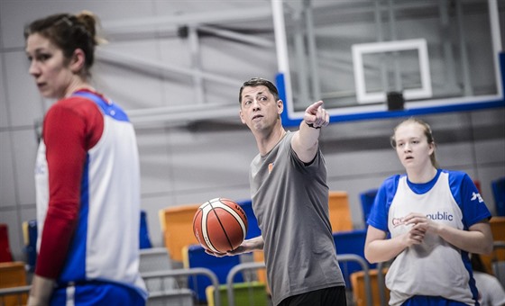 tefan Svitek ídí trénink eských basketbalistek, vlevo Edita ujanová, vpravo...