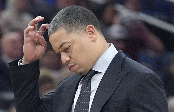 Tyronn Lue. trenér Clevelandu, promýlí taktiku na Orlando.