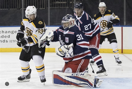 Ondej Pavelec (31) v brance New York Rangers zasahuje a jet se snaí...