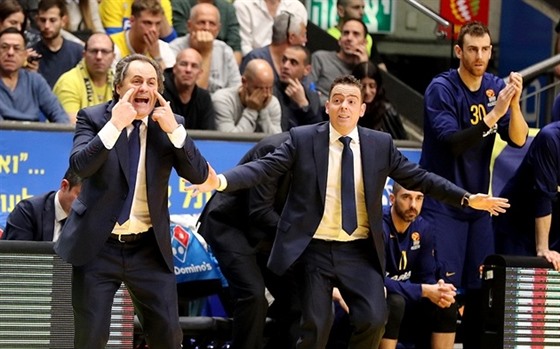 Barcelon�tí trené�i p�i své premié�e proti Maccabi Tel Aviv. Hlavní kou� Alfred...