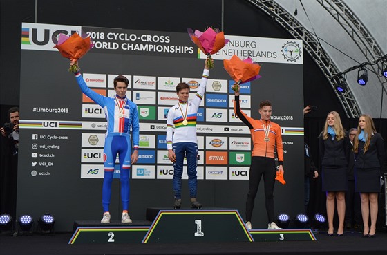 Český cyklokrosař Tomáš Kopecký (vlevo) slaví druhé místo na mistrovství světa...