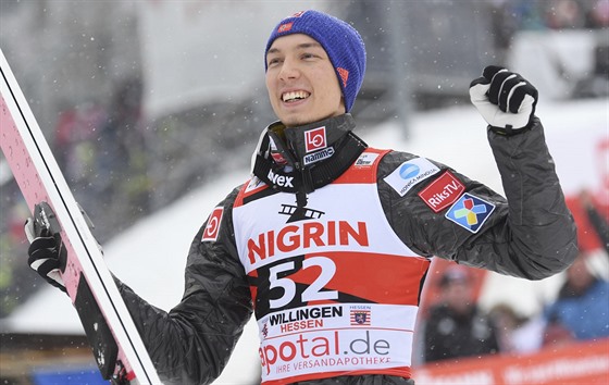 Norský skokan na lyích Johann André Forfang slaví triumf ve Willingenu.