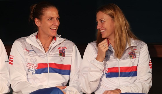 eské tenistky Karolína Plíková (vlevo) a Petra Kvitová rozmlouvají pi...