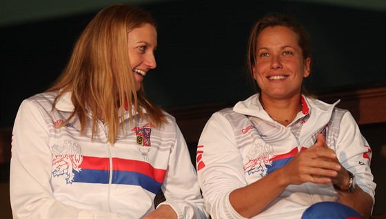 eské tenistky Petra Kvitová (vlevo) a Barbora Strýcová klábosí pi jednom z fedcupových setkání.
