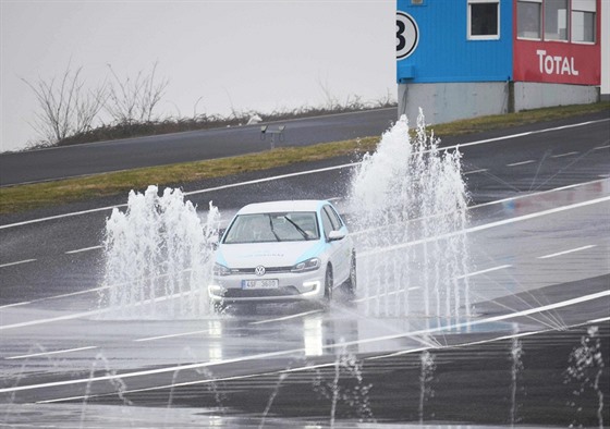 Elektromobil VW e-Golf, který mostecký autodrom pjuje.