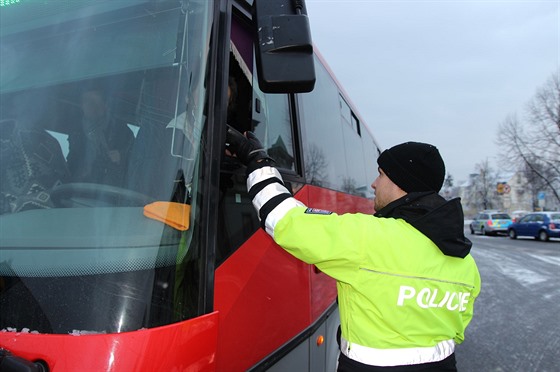 Policisté v pondlí ráno zkontrolovali pes sto idi autobus na Novojiínsku.