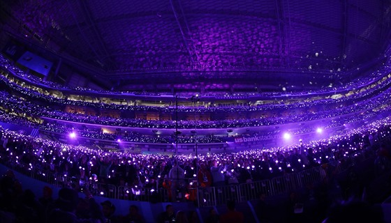 Celý stadion během písně Purple Rain zářil.