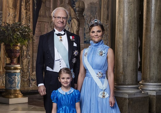 védský král Carl XVI. Gustaf, korunní princezna Victoria a princezna Estelle