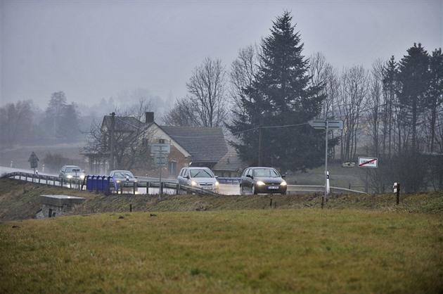 Vlevo od stavení na snímku by se m�l chystaný obchvat Velkého Beranov napojit...