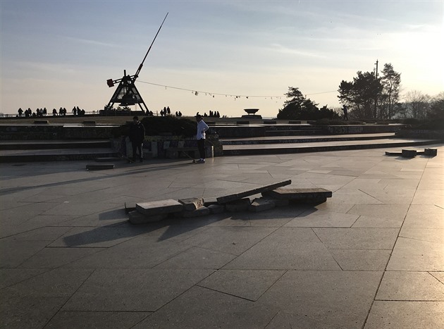 Vandalové pokodili pekáky skateboardist u bývalého Stalinova pomníku....
