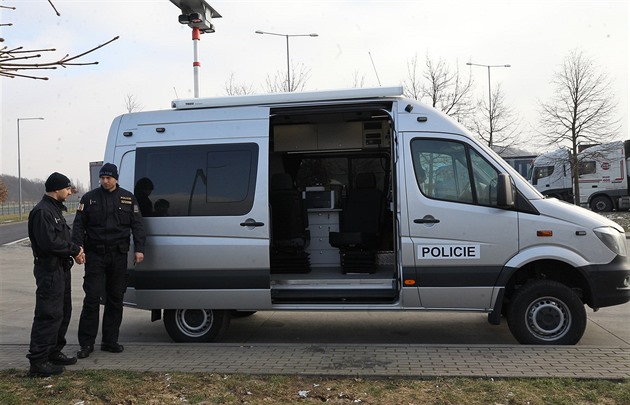 Nejmodernjí vz cizinecké policie zvaný "Schengenbus"