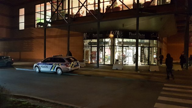 Policie vpodveer zasahovala v obchodním centru v centru Plzn kvli krvavému...