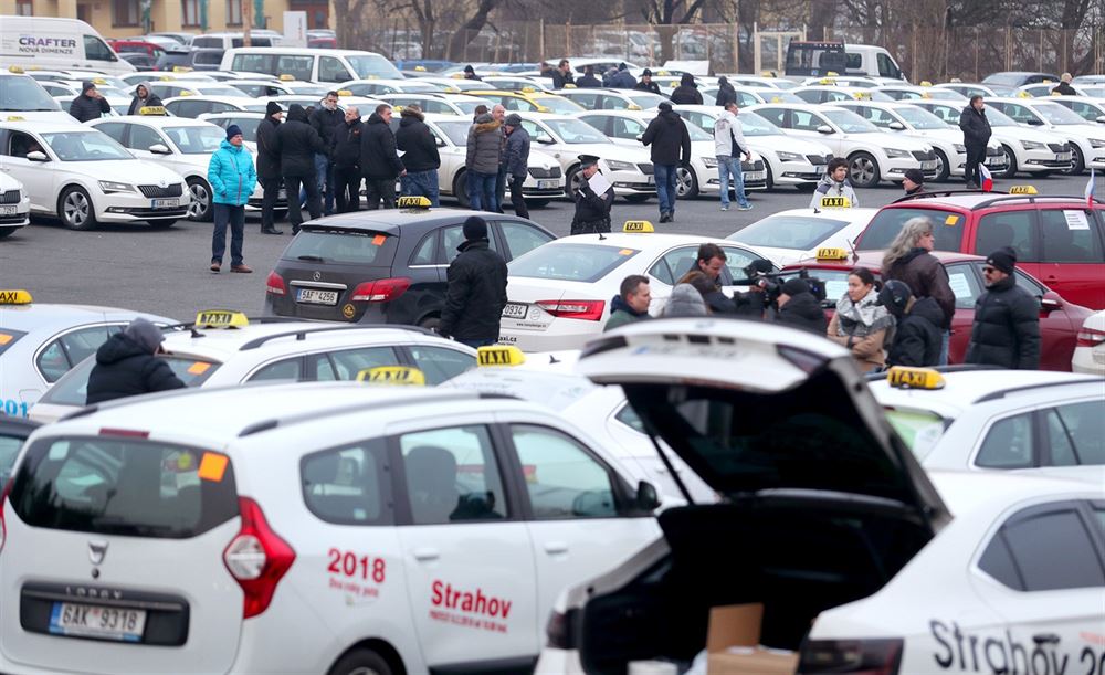 Stovky praských taxiká se sely na Strahov. Protestují proti idim...