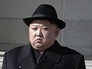 Severokorejský diktátor Kim ong-un pihlíí vojenské pehlídce v Pchjongjangu...