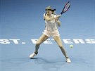 Petra Kvitová se opírá do úderu ve finále turnaje v Petrohradu.