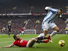 Juan Mata (Manchester United) se snaí skluzem zabránit Collinu Quanerovi z...