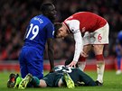 Kapitán Arsenalu Laurent Koscielny zjiuje stav leícího Petra echa v duelu s...
