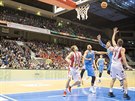 Závar pod koem v utkání basketbalové ligy mezi Olomouckem (v modrém) a...