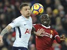 Kieran Trippier z Tottenhamu (vlevo) hlavikuje ped dotírajícím Sadio Manem z...