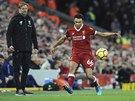 Trent Alexander-Arnold z Liverpoolu (vpravo) vede mí ped zraky svého trenéra...