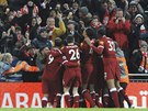 Fotbalisté Liverpoolu slaví branku v tsné blízkosti svých píznivc.