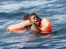 Záchrana migrantů ve Středozemní moři. Na snímku zasahuje italská pobřežní...