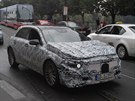 Maskovaný prototyp nového Mercedesu tídy A pi testech v ulicích Prahy.