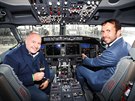 Michal David (vlevo) a Radek tpánek v kokpitu nového Boeingu 737 MAX...