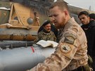 �e�tí specialisté na kábulském leti�ti cvi�í a radí afghánským letc�m a...