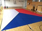 Obvod vlajky, kterou vyrobila liberecká firma Libea, mí 60 metr, na výrobu...