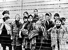 Dti v nacistickm koncentranm tboe u polsk Osvtimi krtce po osvobozen...
