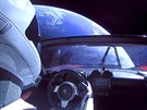 Muskv kabriolet Tesla Roadster s figurínou Starman se vznáí ve vesmírném...