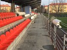 V areálu Slavie v Hradci Králové se po opravách znovu hraje fotbal