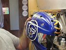 umavský designér vyzdobil helmy hokejových branká