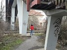 Lidé chodí místo zchátralé lávky pes koleje, Olomouc náhradu nechystá