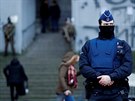 Belgický policista ped vchodem do justiního paláce v Bruselu, kde probíhá...