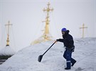 Pracovník odklízí sníh v ulicích Moskvy