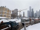Nákladní vozy odváejí sníh v ulicích Moskvy