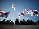 Lidé v jihokorejském pístavu ped píjezdem severokorejského trajektu...
