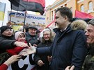 Gruzínský exprezident Michail Saakavili se zdraví se svými píznivci v Kyjev....