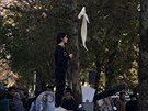 Mladá Íránka si na protest sundala hidáb a stala se symbolem íránských...