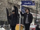ím dál více Íránek si na protest sundává hidáb. To je pitom v Íránu trestné....