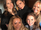 Spice Girls se setkaly v domě Geri Hornerové v hrabství Hertfordshire na...