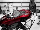 Tesla Roadster a skafandr SpaceX bhem uzavírání nákladu do aerodynamického...