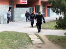 Policist informuj kolemjdouc obany v ulici Famfulkova, aby li radji...